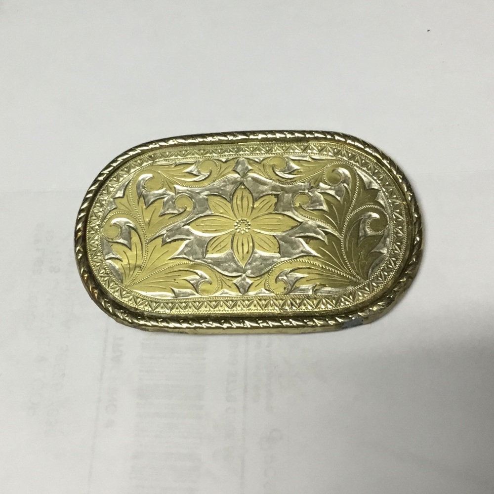Buckle-belt buckle silver & gold tones